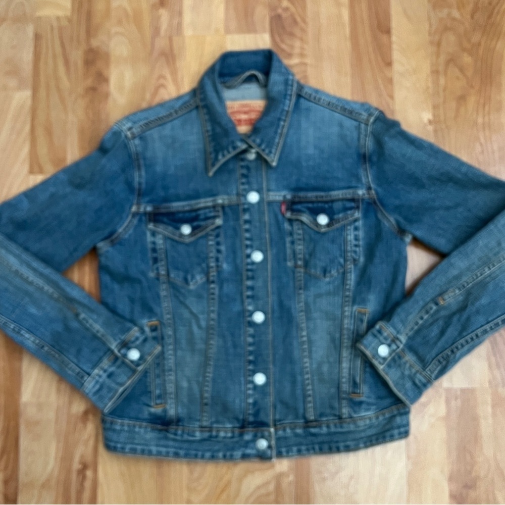 EUC Levi's light wash denim trucker jacket with tan leather patch sz Medium